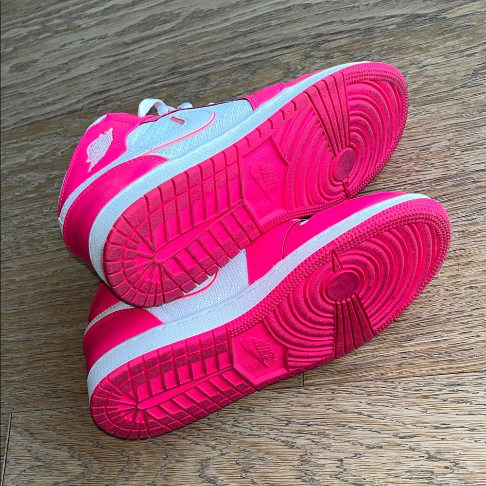 Nike Air Jordan 1 Mid – GS “Hyper Pink”
Size 7Y (fits Women’s 8.5–9) - Picture 5 of 6